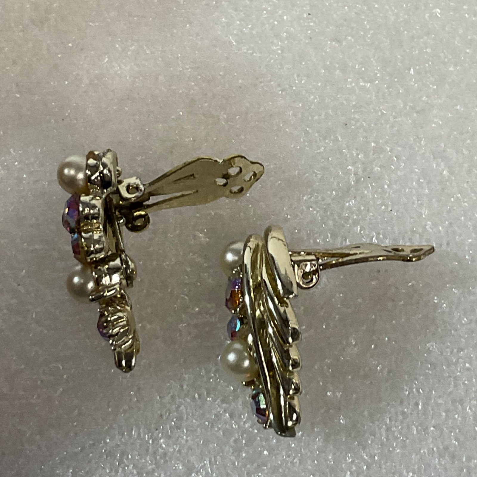 Lisner Gold Tone Aurora Borealis Rhinestone Pearl Clip On Earrings 1in - Image 8