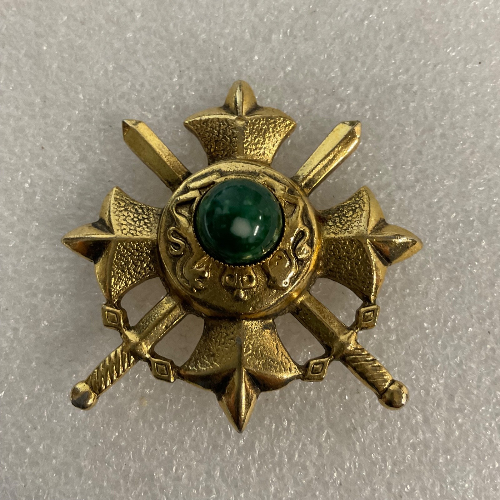 Gold Tone Crossed Swords Brooch Green Cabochon 1.75in 15.2g - Image 5