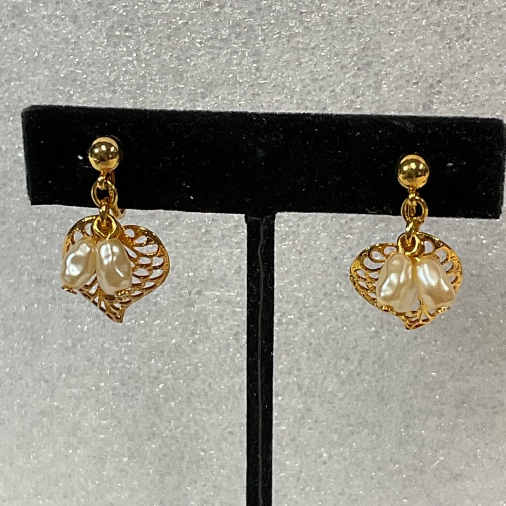 Avon Gold Tone Leaf Dangle Clip On Earrings Faux Pearl 1.5in - Image 1