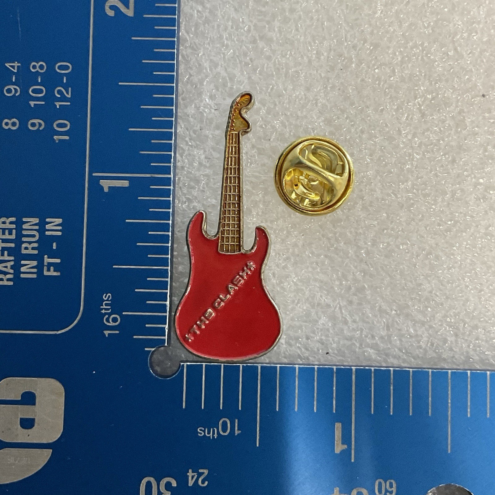 Vintage 1980’s The Clash English Rock Band 1.5" Red & Gold Metal Guitar Pin - Image 6