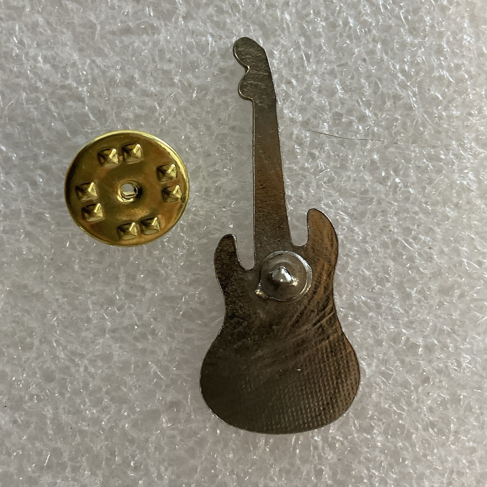 Vintage 1980’s The Clash English Rock Band 1.5" Red & Gold Metal Guitar Pin - Image 7