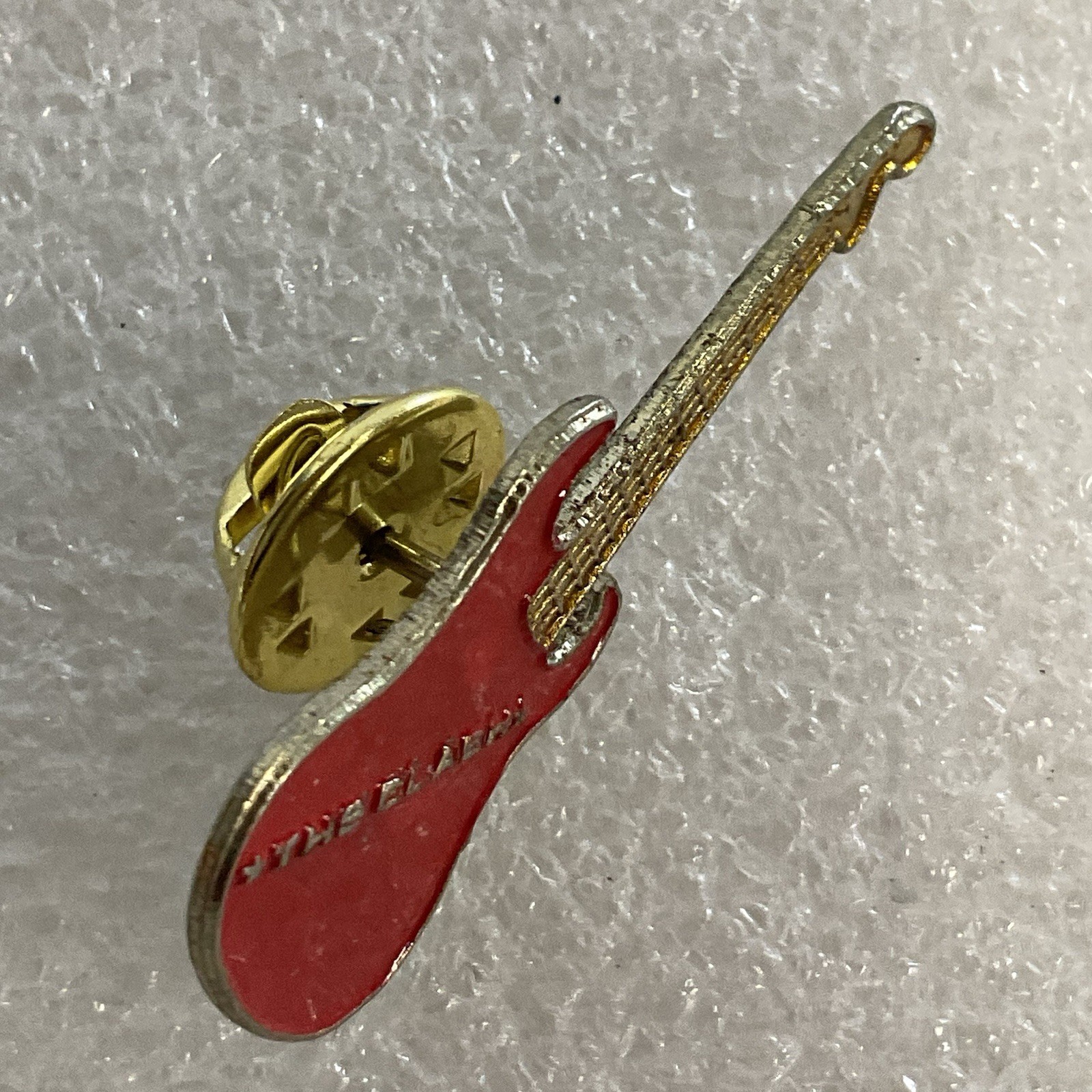 1980’s The Clash English Rock Band 1.5" Vintage Red & Gold Metal Guitar Pin - Image 4