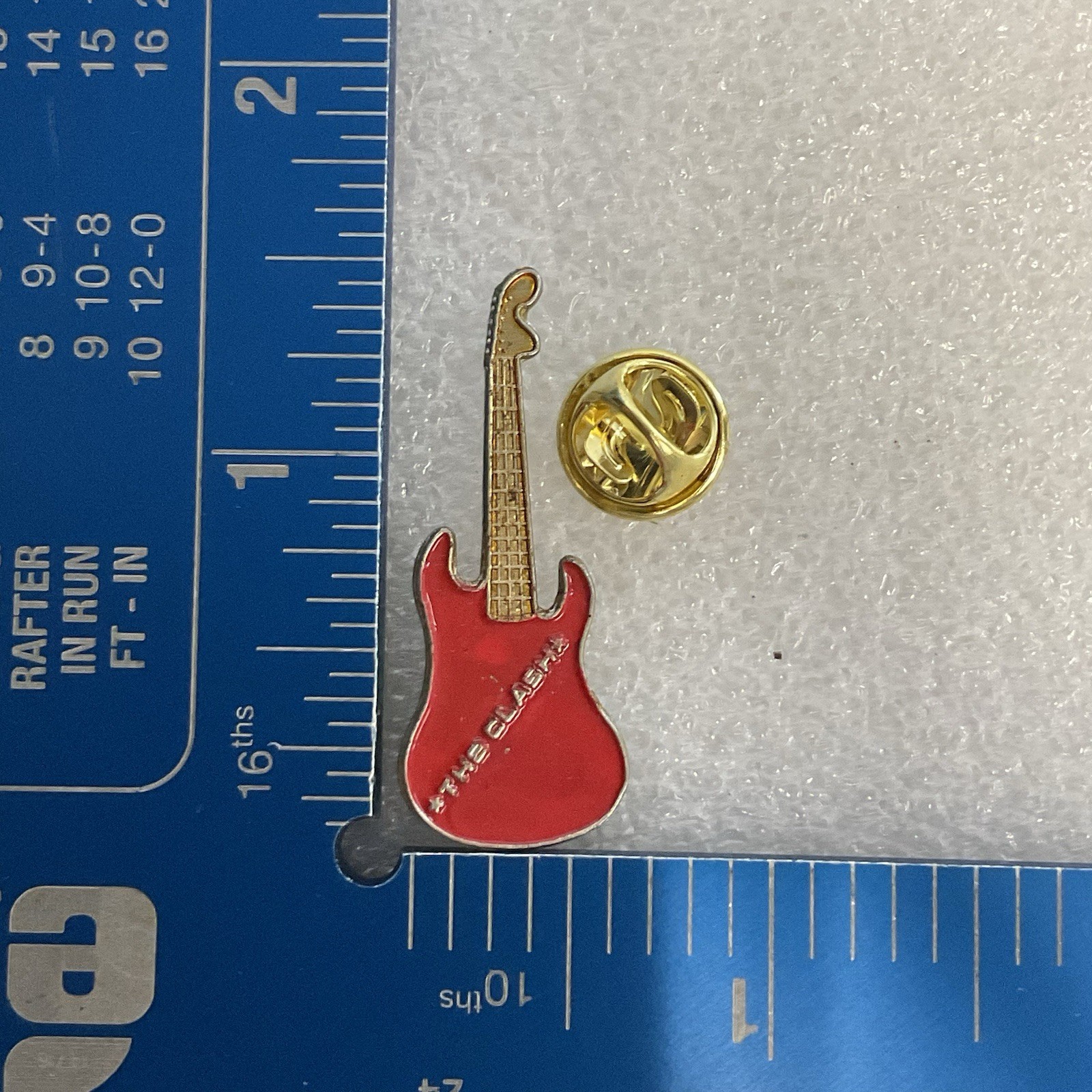 1980’s The Clash English Rock Band 1.5" Vintage Red & Gold Metal Guitar Pin - Image 6