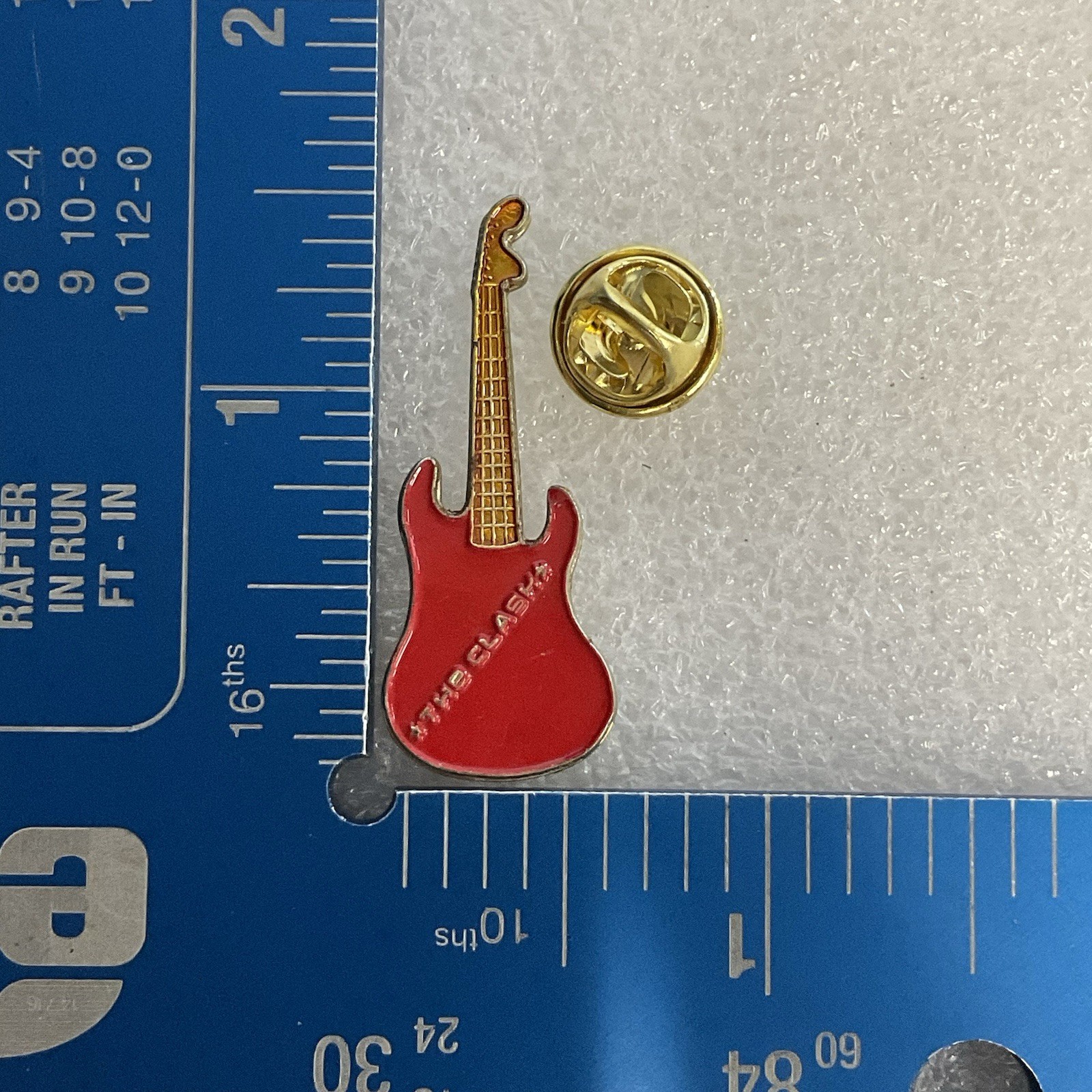 1980’s The Clash English Rock Band Vintage 1.5" Red & Gold Metal Guitar Pin - Image 7