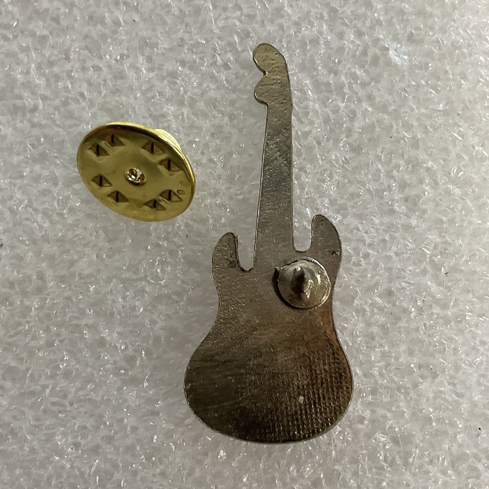 1980’s The Clash English Rock Band 1.5" Red & Gold Vintage Metal Guitar Pin - Image 8
