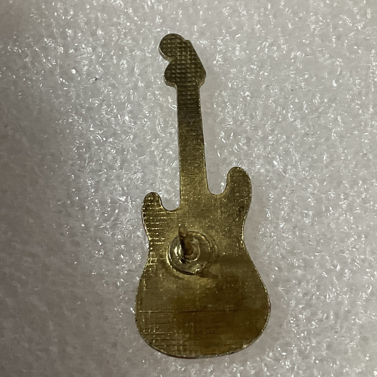 Kenny Rodgers Red & Gold Guitar Metal Pin Pinback Vintage GnuCollectibles - Image 2