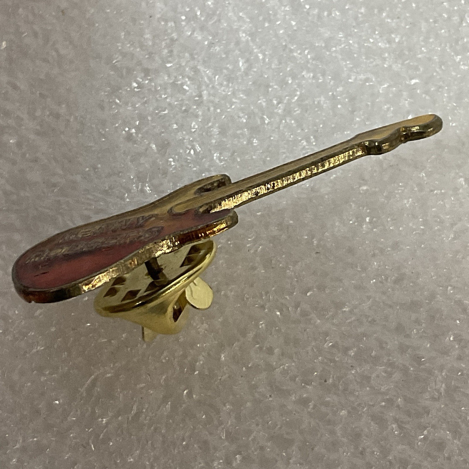Kenny Rodgers Red & Gold Guitar Metal Pin Pinback Vintage GnuCollectibles - Image 3