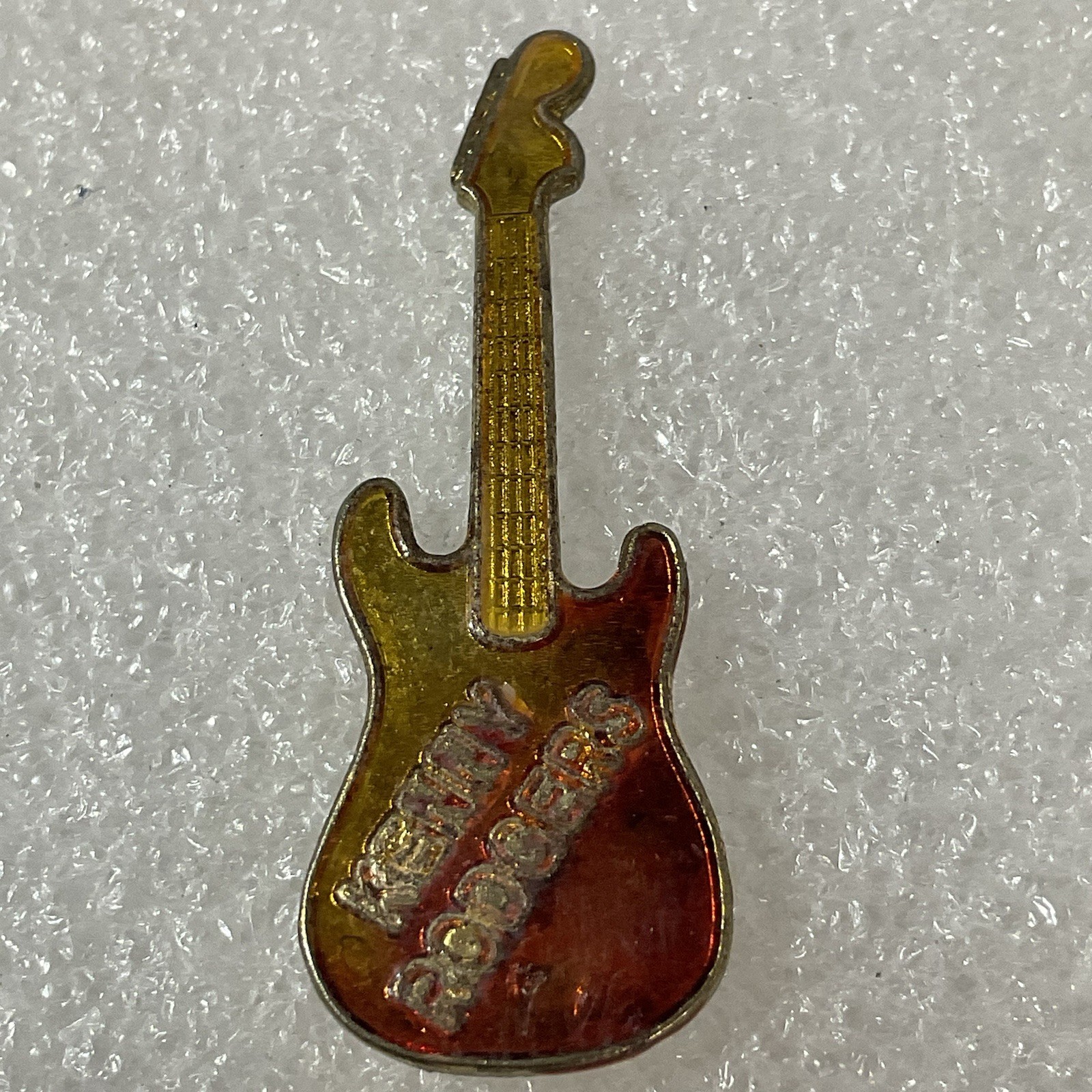 Kenny Rodgers Red & Gold Guitar Metal Pin Pinback Vintage GnuCollectibles - Image 1