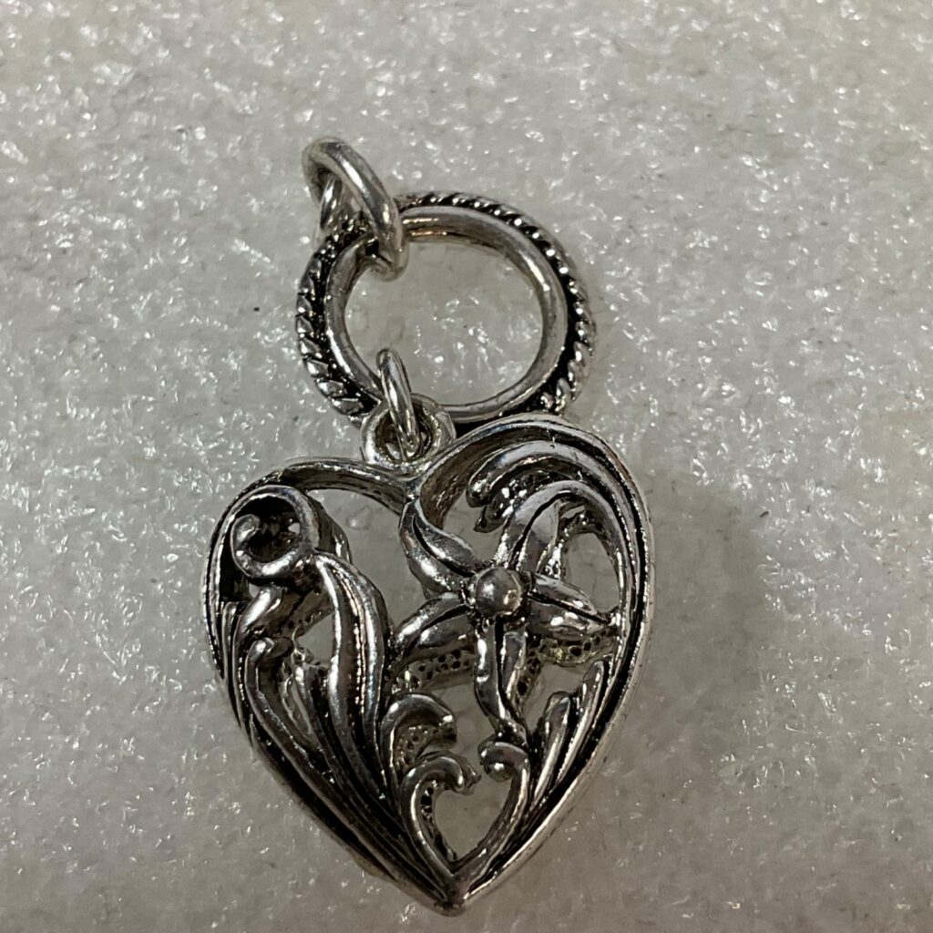 Vintage Style Silver Tone Heart Pendant Filigree Flower Charm 8g Jewelry - Image 1