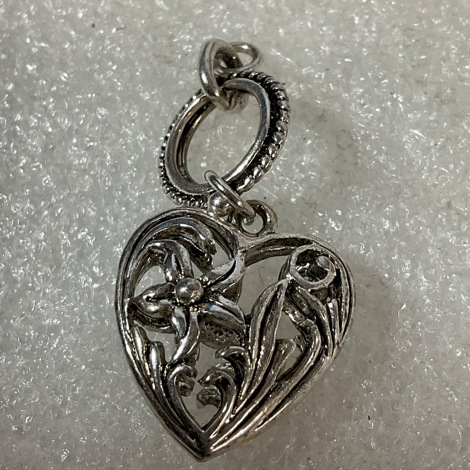 Vintage Style Silver Tone Heart Pendant Filigree Flower Charm 8g Jewelry - Image 2