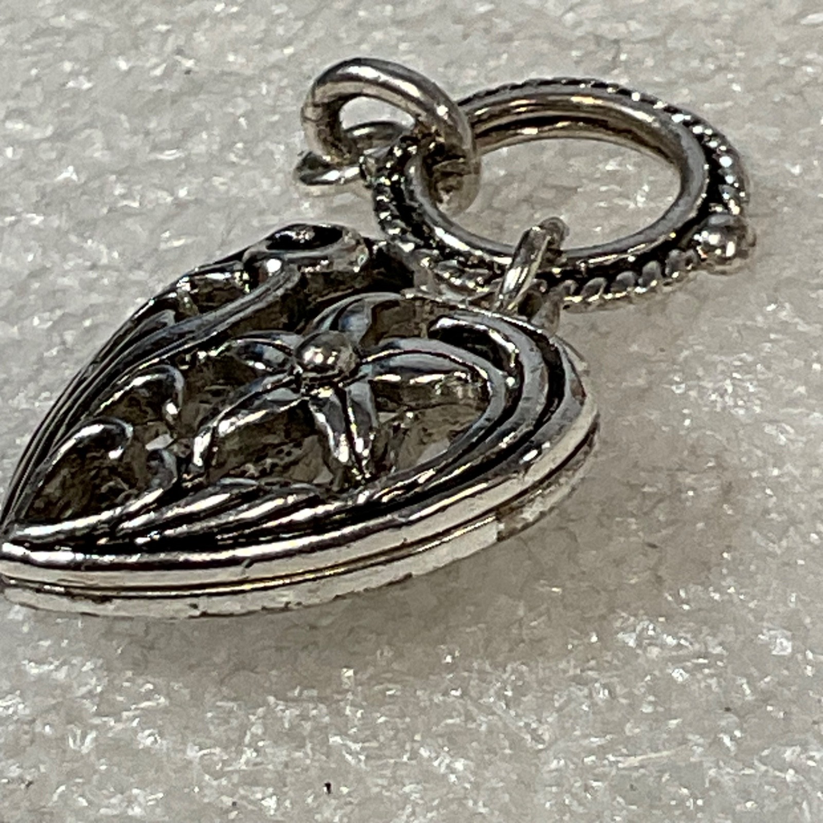 Vintage Style Silver Tone Heart Pendant Filigree Flower Charm 8g Jewelry - Image 4
