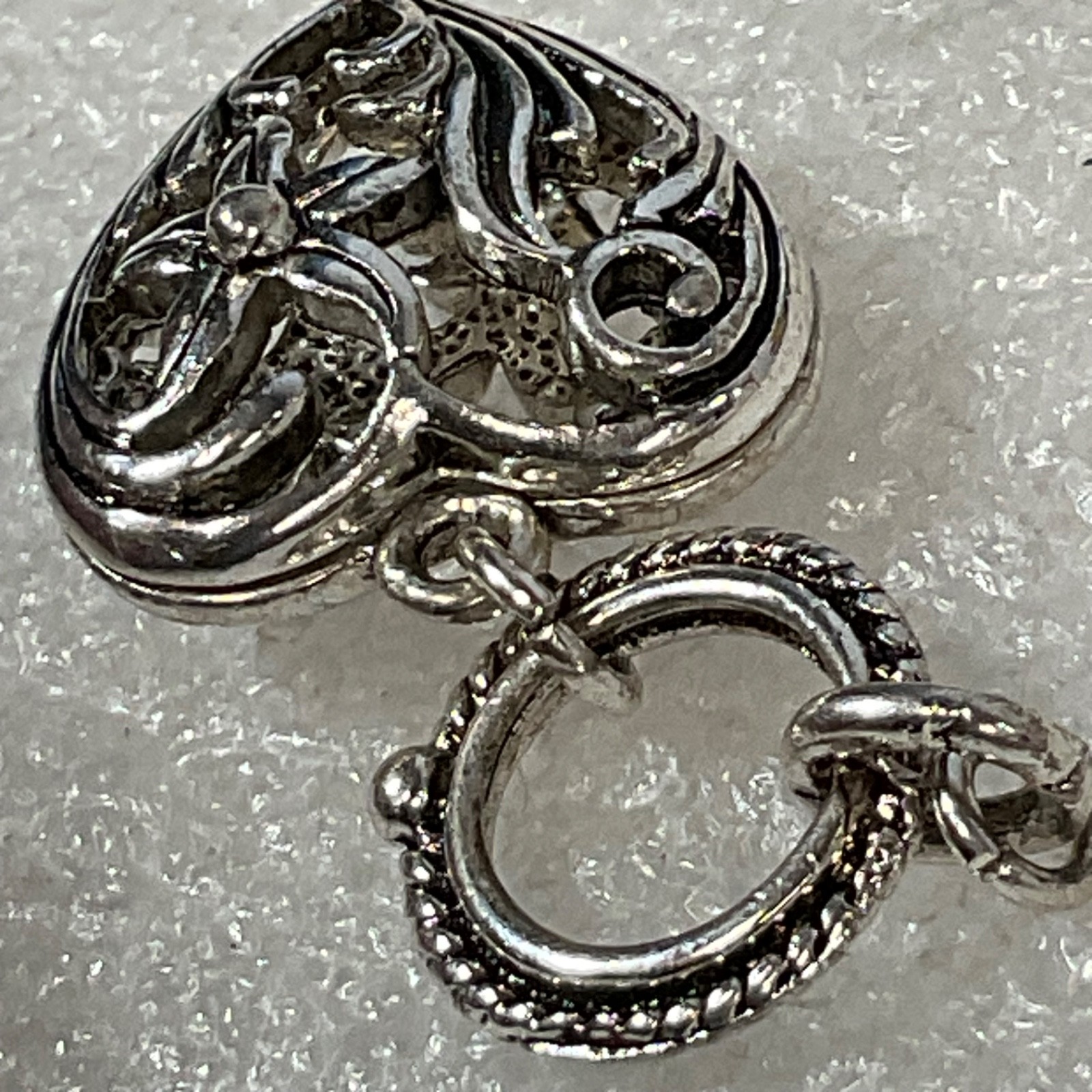 Vintage Style Silver Tone Heart Pendant Filigree Flower Charm 8g Jewelry - Image 5