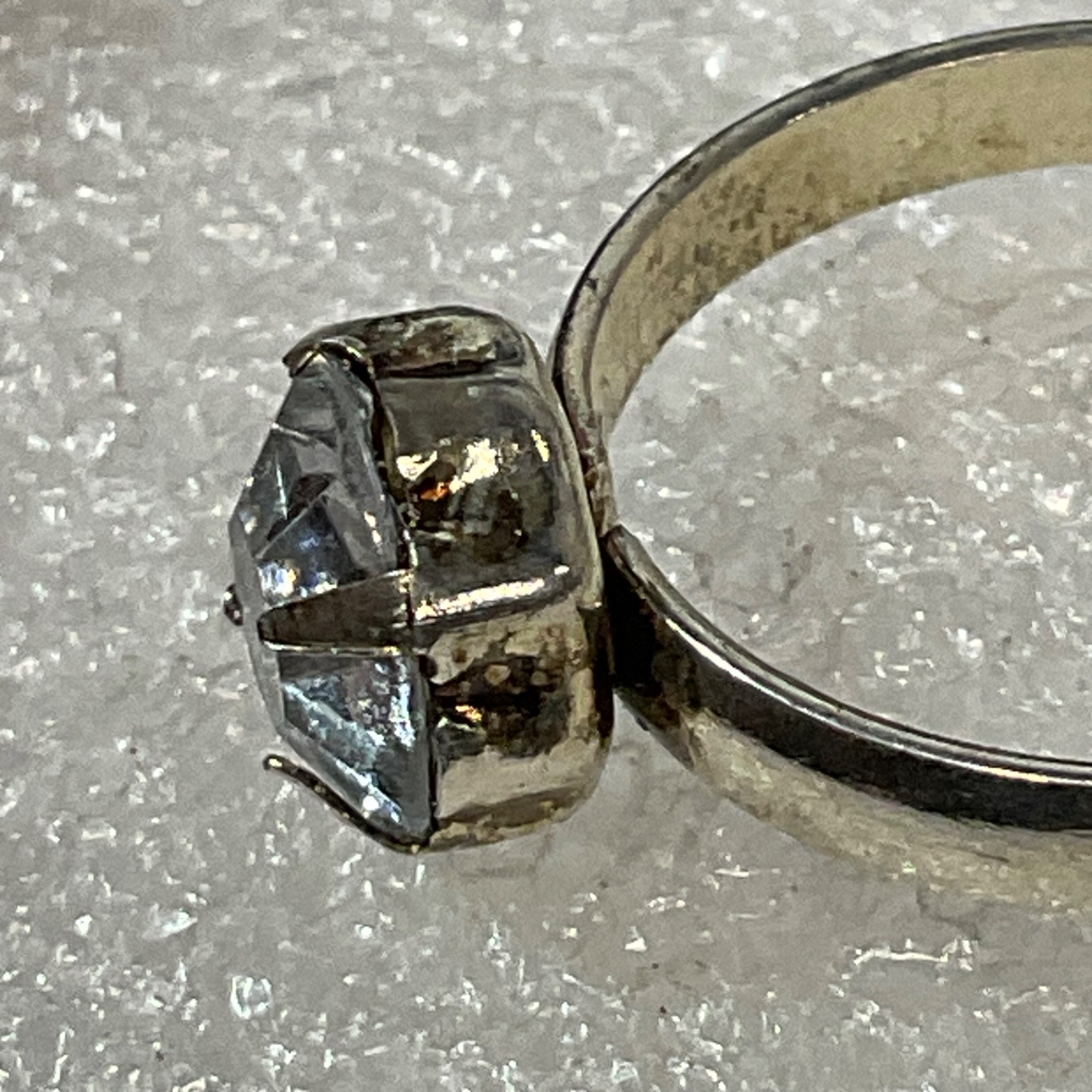 VTG Silver Tone Ring Clear Faceted Glass Stone Solitaire Size 8 Costume Jewelry - Image 5
