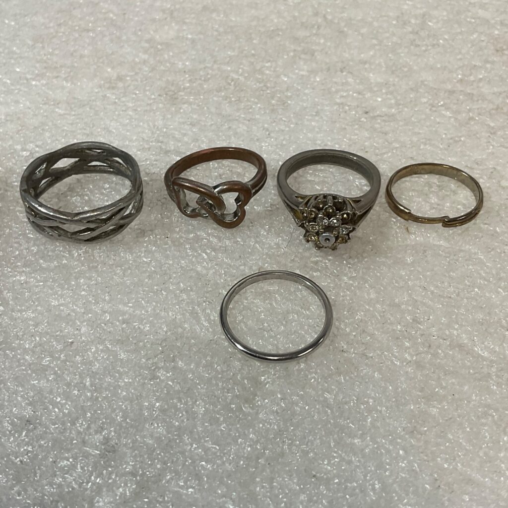 Vintage Mixed Lot of 5 Rings Sizes 3.5 to 8 Silver Tone Gold Tone 14g Jewelry - Image 1