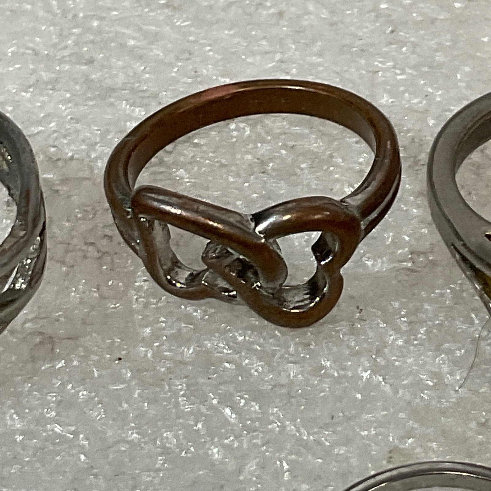 Vintage Mixed Lot of 5 Rings Sizes 3.5 to 8 Silver Tone Gold Tone 14g Jewelry - Image 8