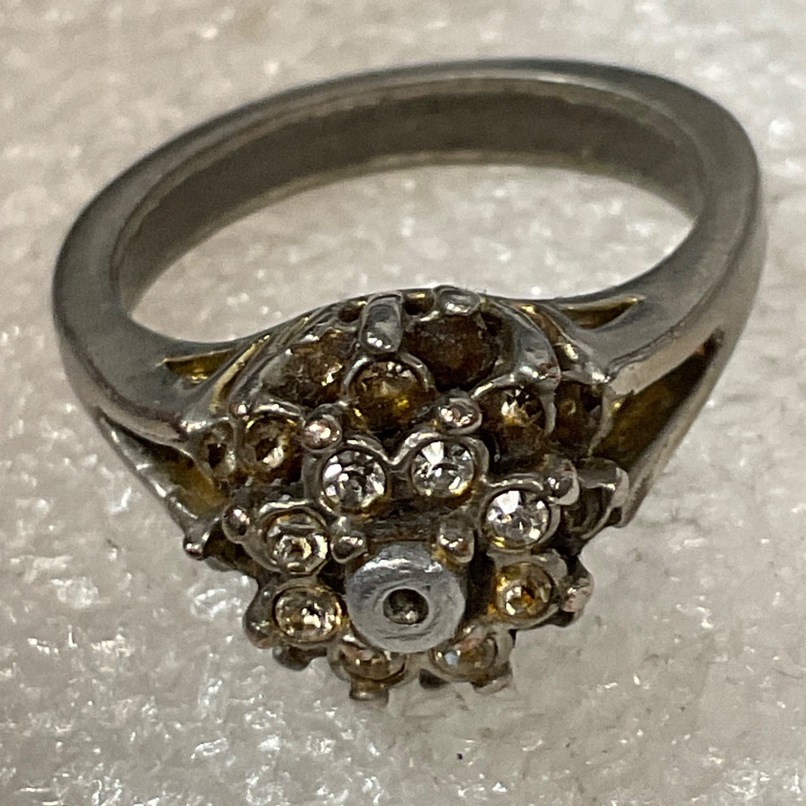 Vintage Mixed Lot of 5 Rings Sizes 3.5 to 8 Silver Tone Gold Tone 14g Jewelry - Image 9
