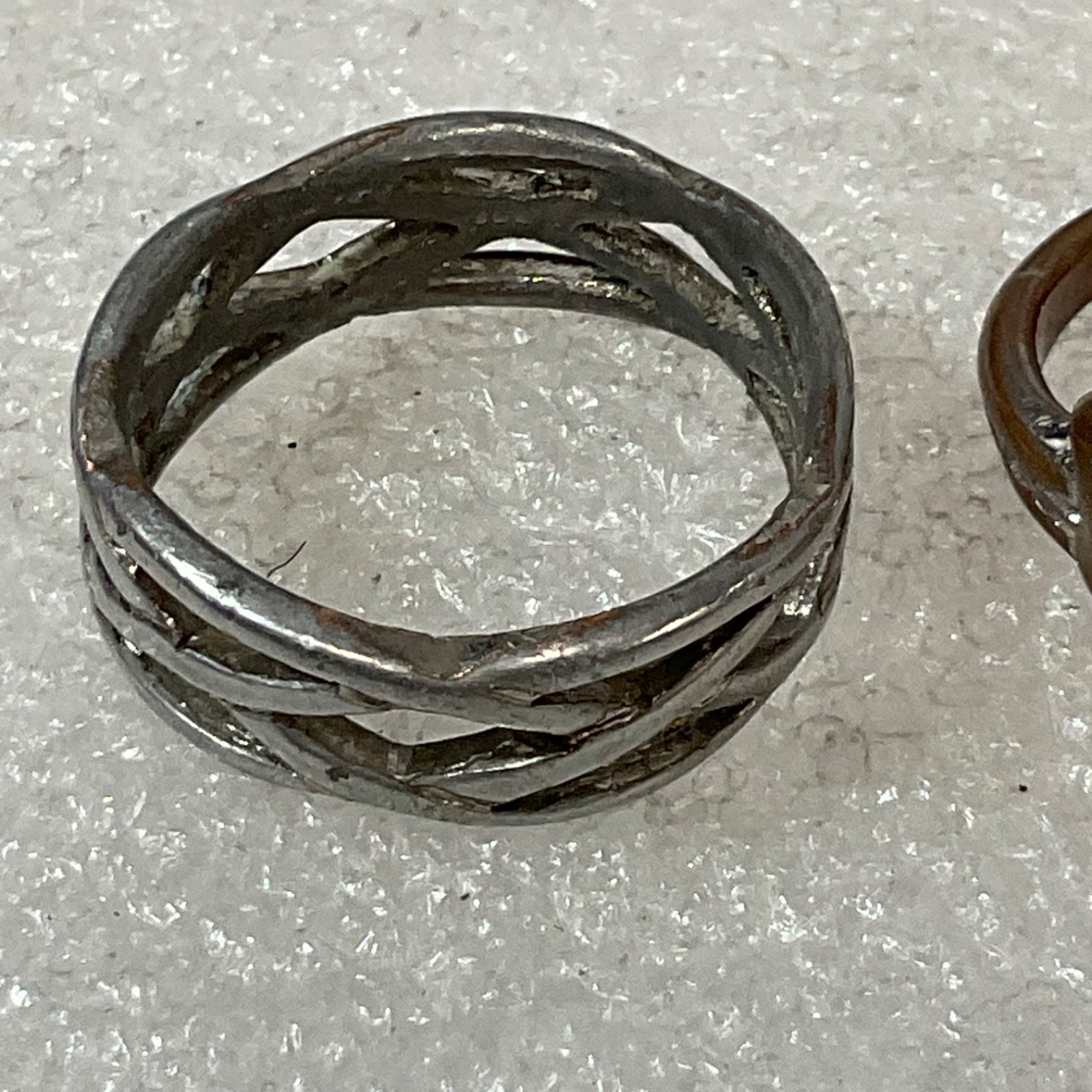Vintage Mixed Lot of 5 Rings Sizes 3.5 to 8 Silver Tone Gold Tone 14g Jewelry - Image 7