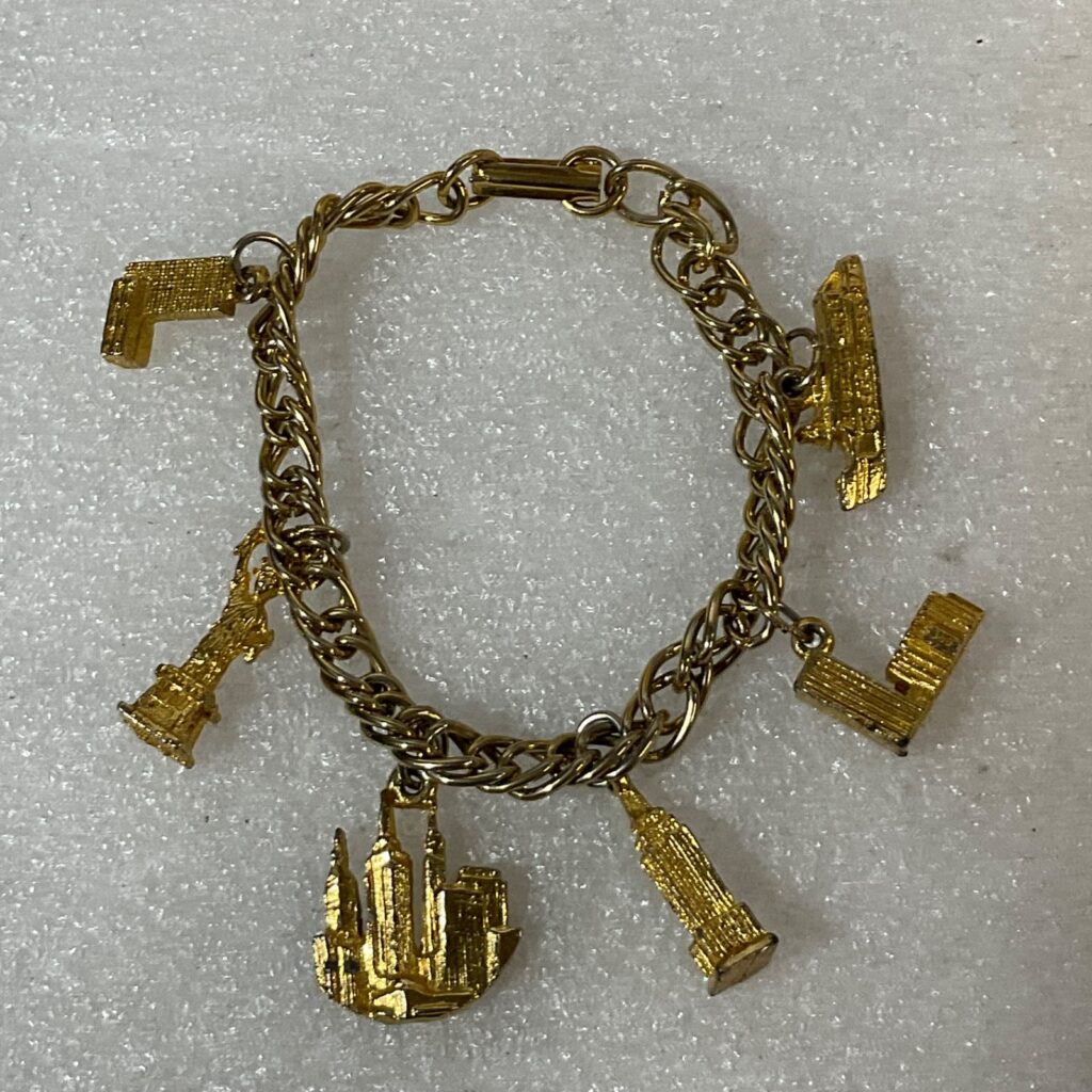 Vintage NYC Gold Tone Charm Bracelet Statue Liberty Empire State Building 7" - Image 1