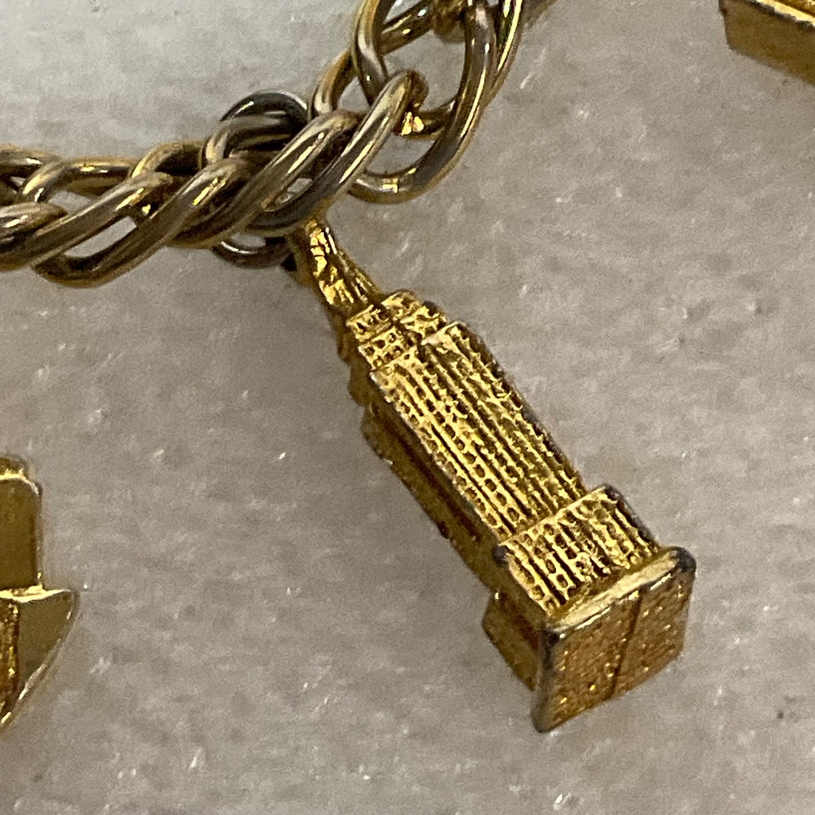 Vintage NYC Gold Tone Charm Bracelet Statue Liberty Empire State Building 7" - Image 5