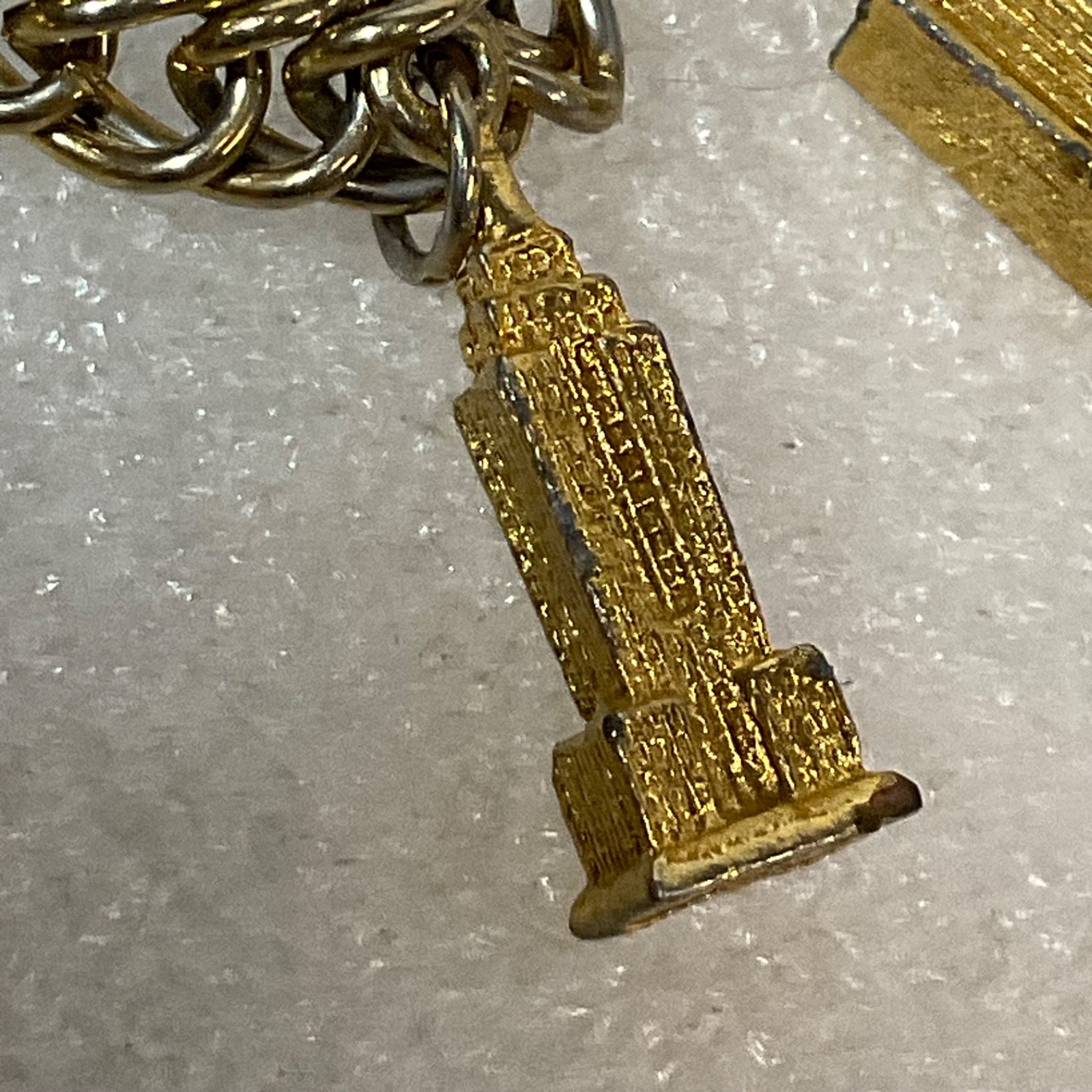Vintage NYC Gold Tone Charm Bracelet Statue Liberty Empire State Building 7" - Image 10