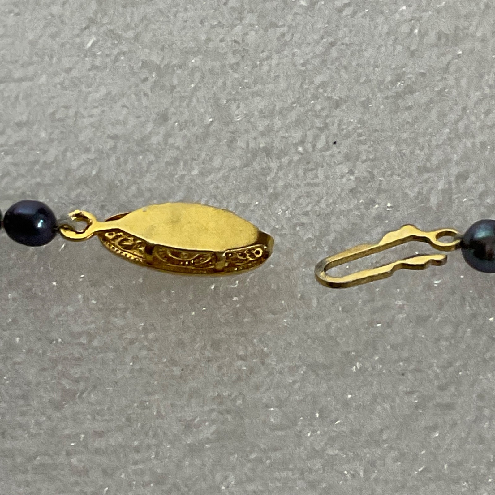 17" Black Freshwater Pearl Necklace Gold Tone Filigree Clasp Vintage Jewelry - Image 3