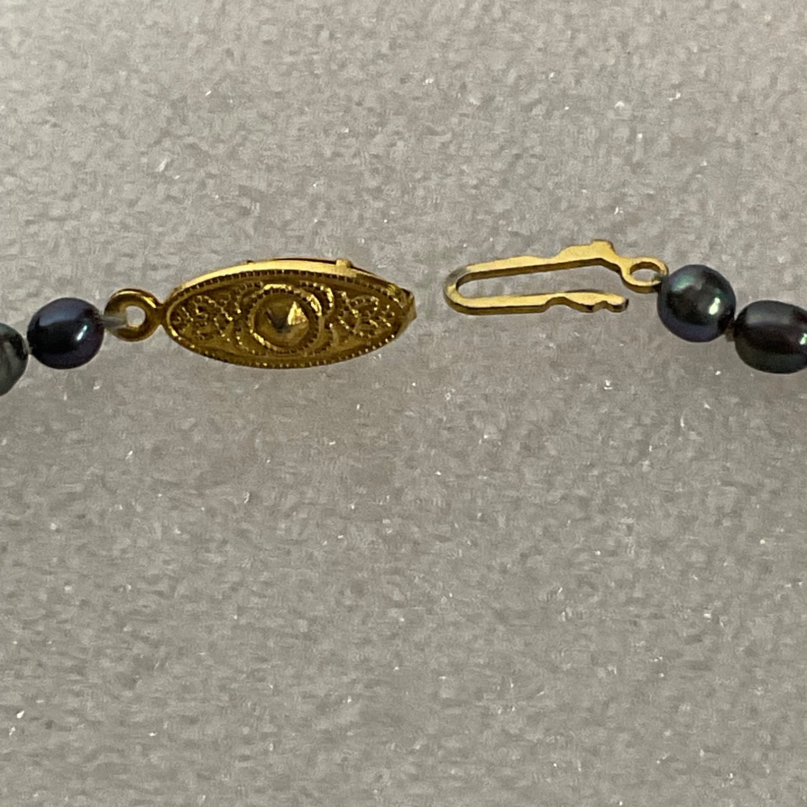 17" Black Freshwater Pearl Necklace Gold Tone Filigree Clasp Vintage Jewelry - Image 2