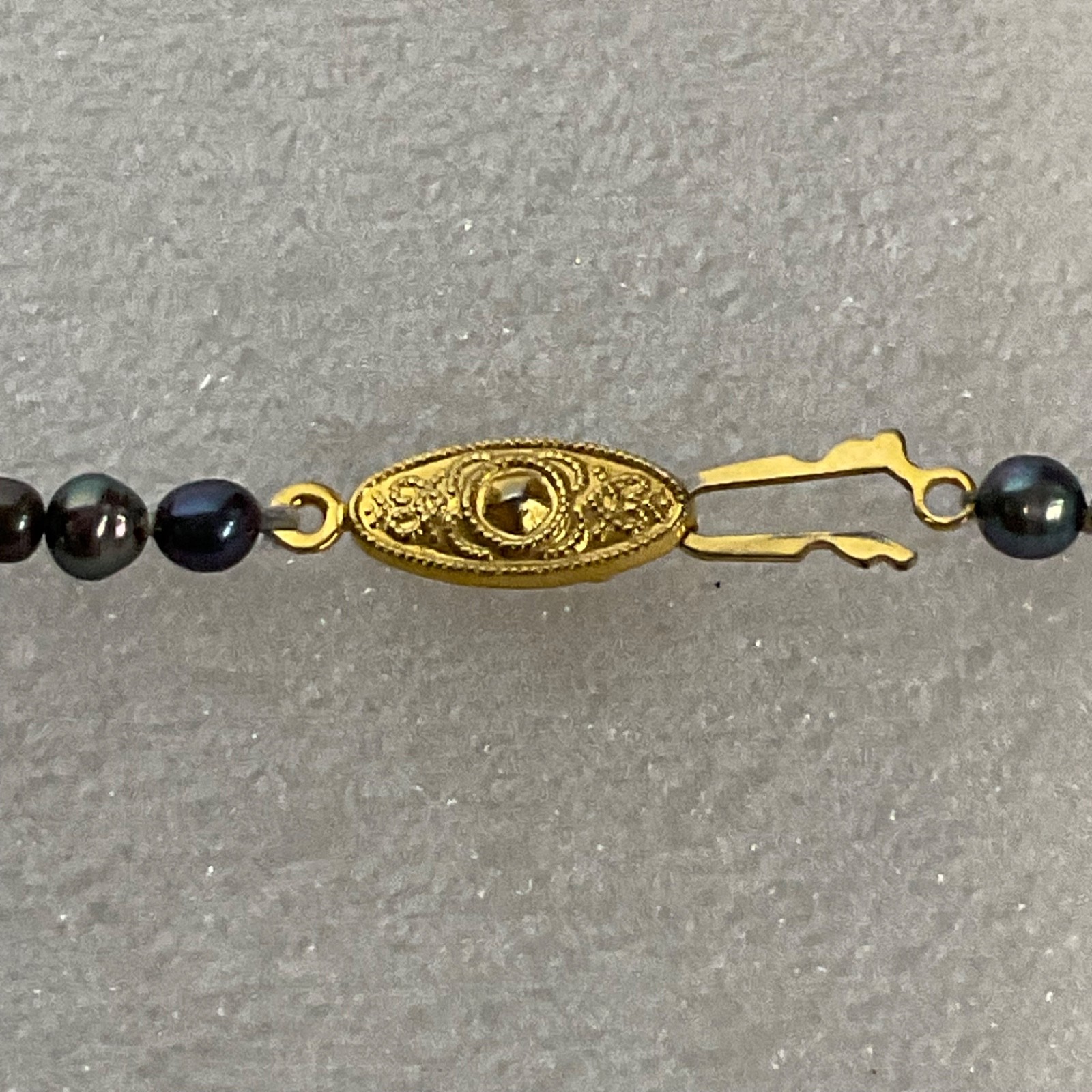 17" Black Freshwater Pearl Necklace Gold Tone Filigree Clasp Vintage Jewelry - Image 4