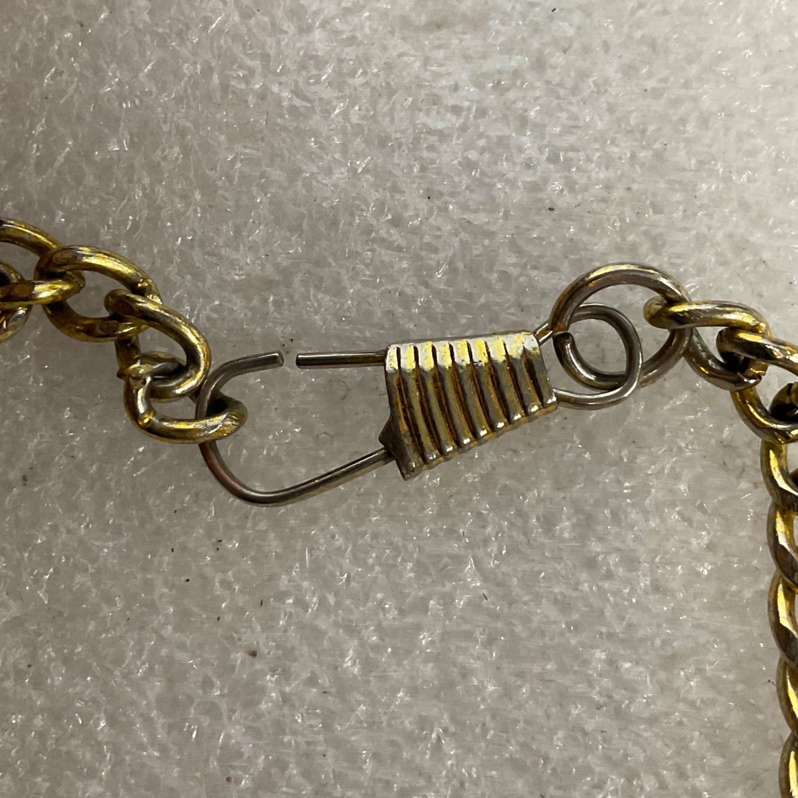 Vintage Gold Tone Curb Chain Bracelet 7.5" Safety Clasp 9.15g Unisex Jewelry - Image 4