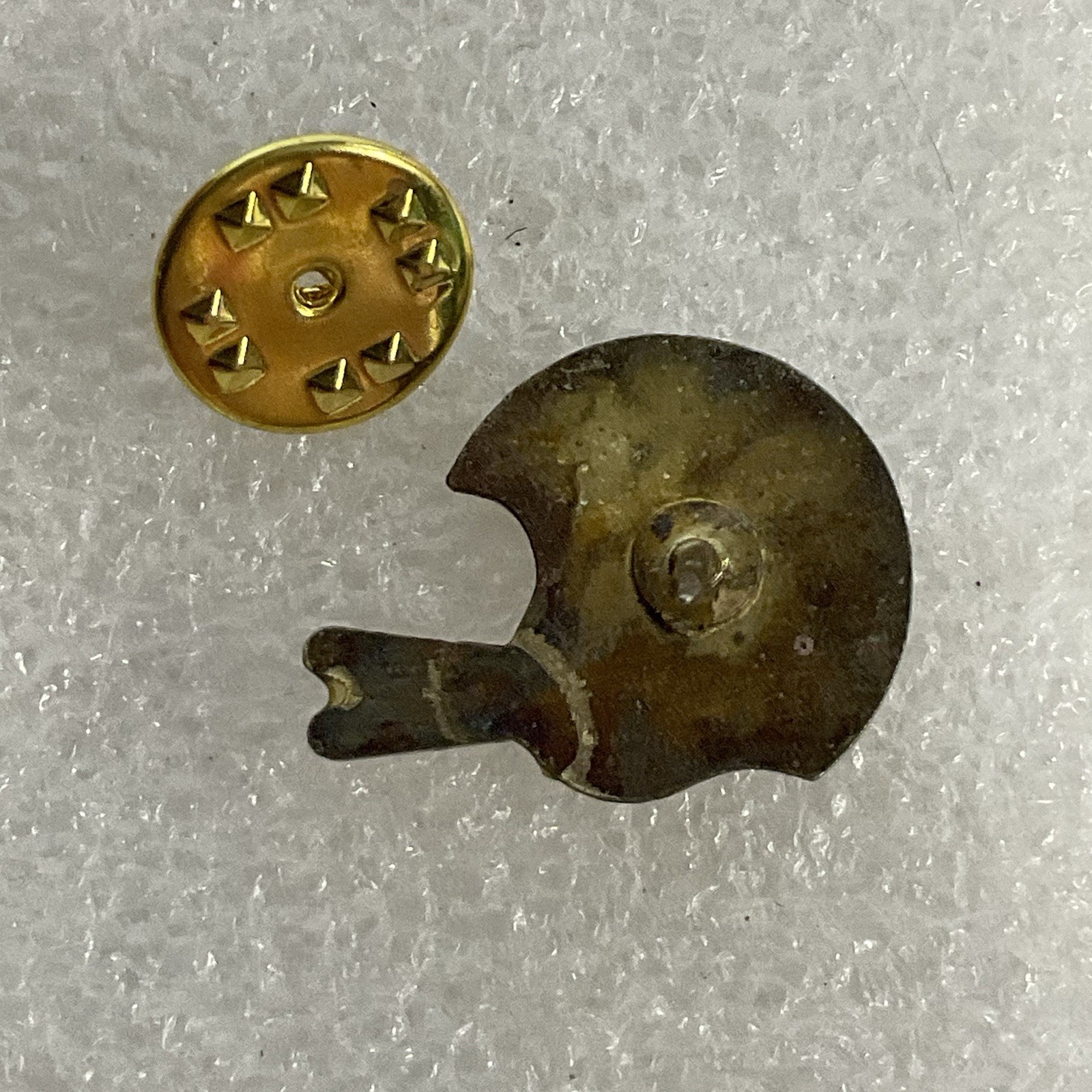 VTG Chicago Bears NFL Football Helmet Pin Gold Red Enamel Lapel Collectible - Image 5