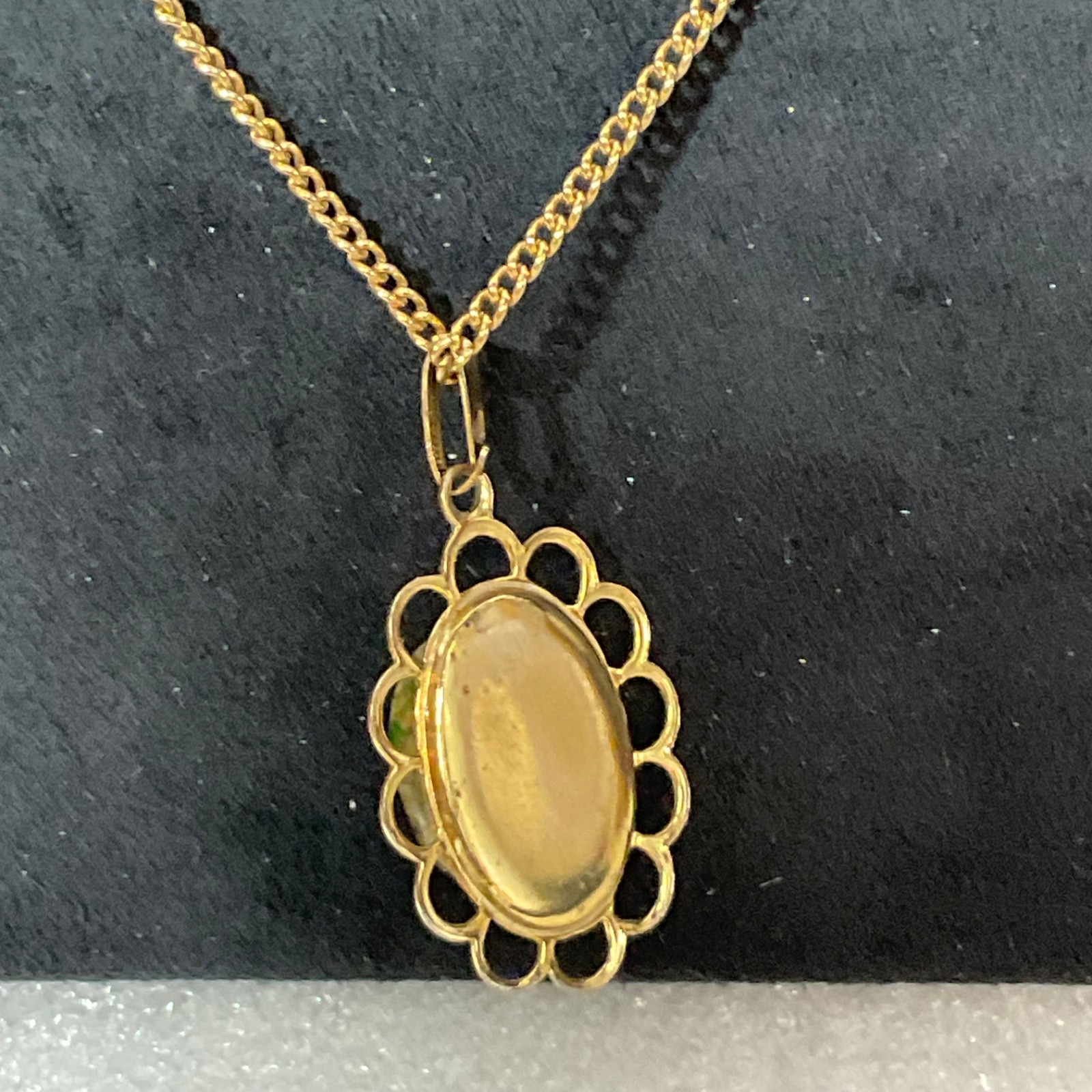 VTG 16" Gold Tone Chain Necklace Green Oval Pendant Floral Frame Costume Jewelry - Image 3