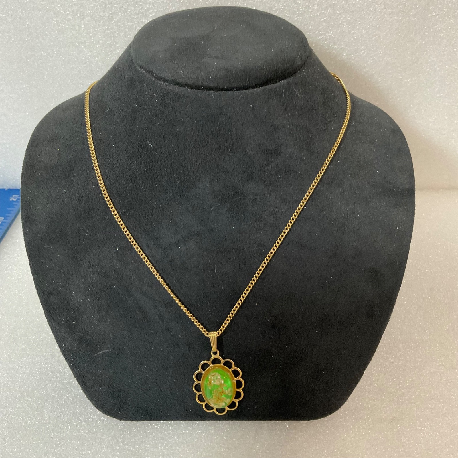 VTG 16" Gold Tone Chain Necklace Green Oval Pendant Floral Frame Costume Jewelry - Image 2