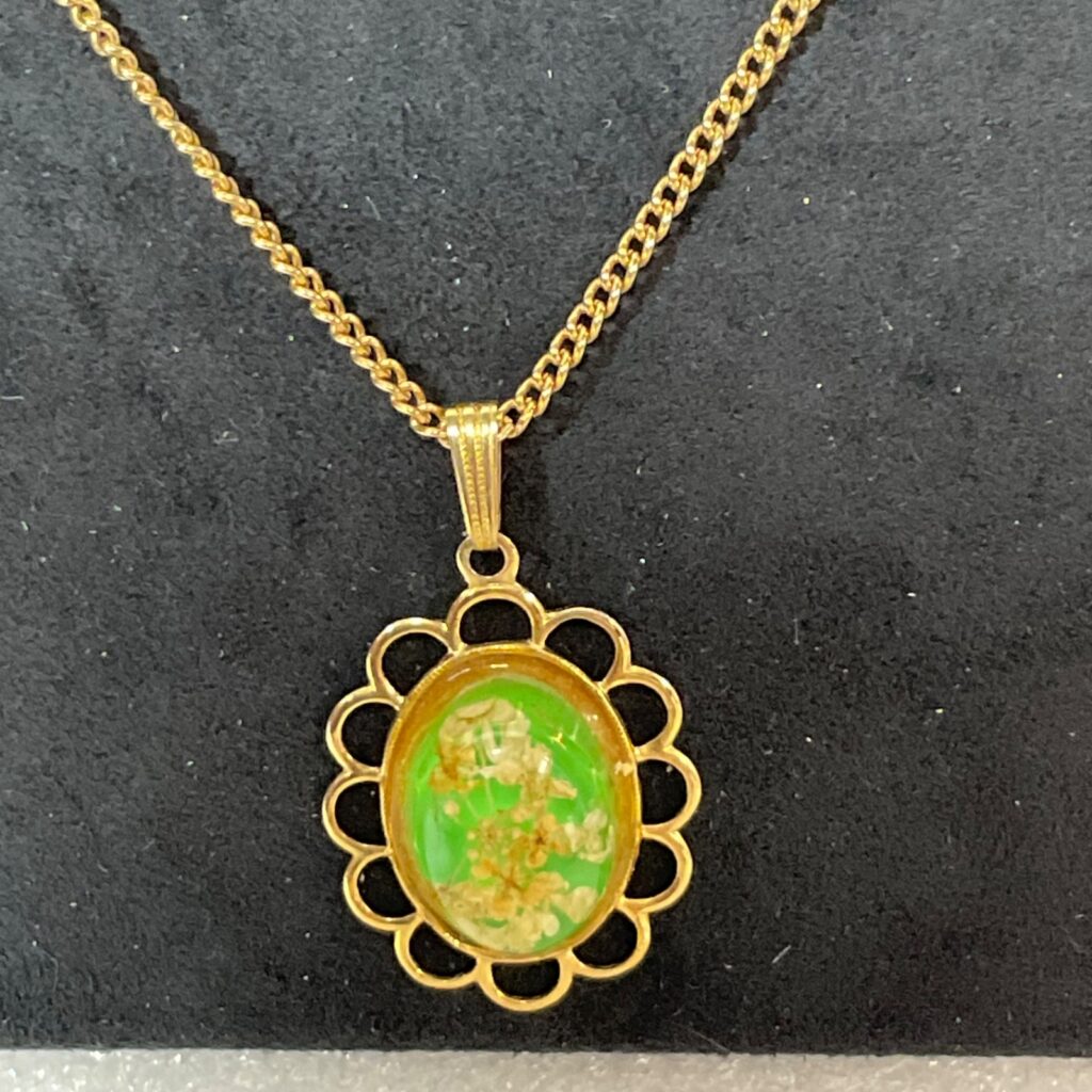 VTG 16" Gold Tone Chain Necklace Green Oval Pendant Floral Frame Costume Jewelry - Image 1