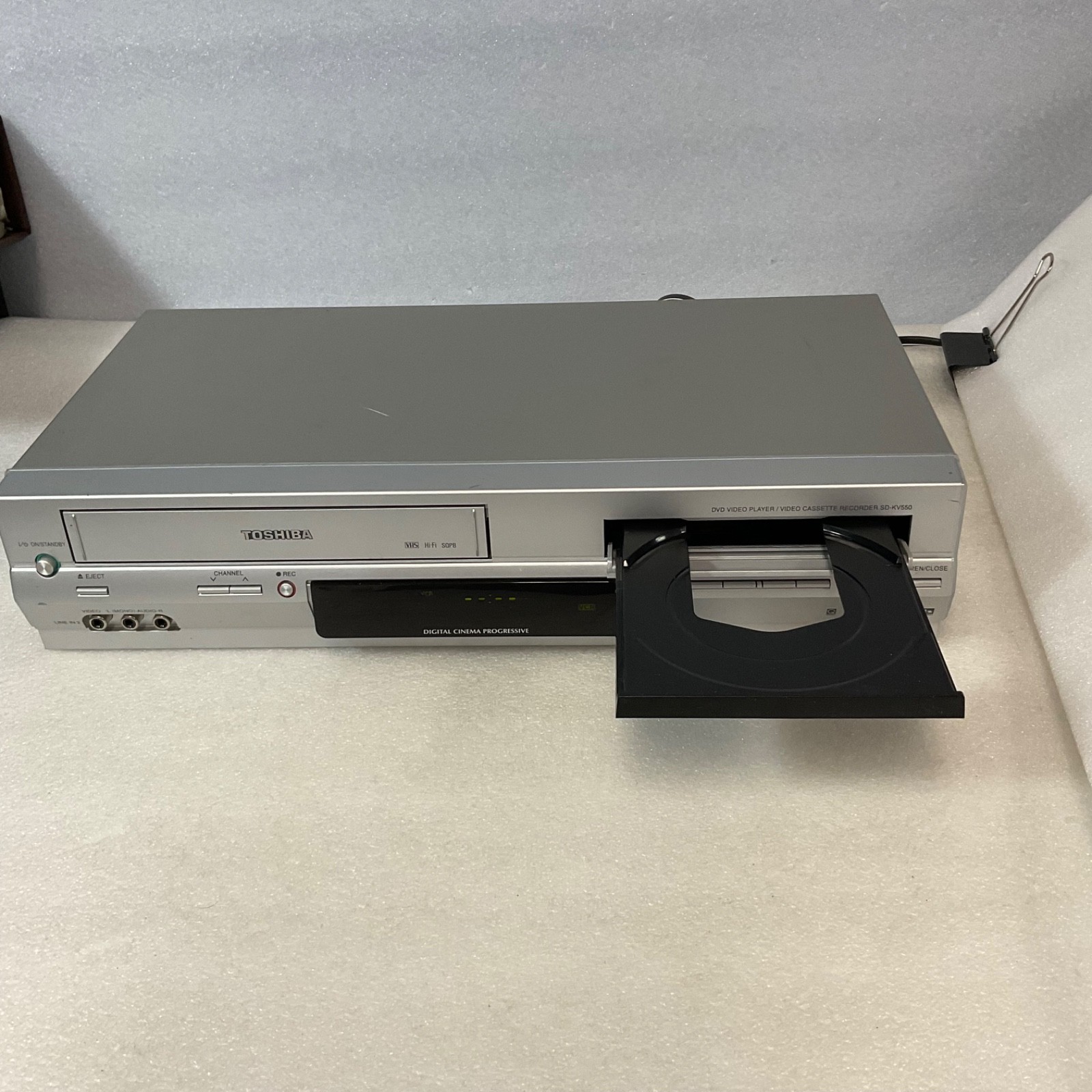 Toshiba SD-KV550SU DVD VCR Combo With Remote For Parts Not Working - Image 1