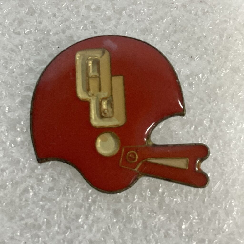 Oklahoma Sooners Football Helmet Pin Red Metal Enamel NCAA College OU VTG - Image 1
