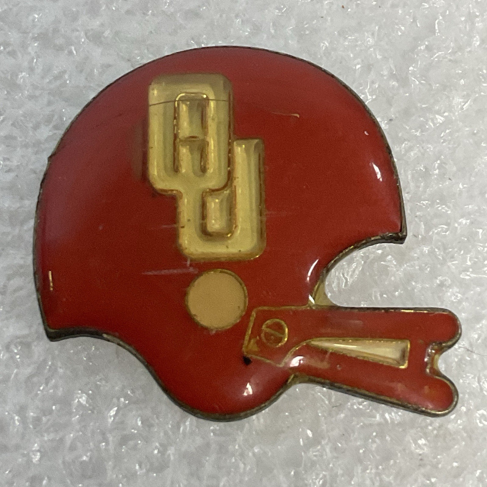 Vintage Oklahoma Sooners Football Helmet Pin Metal Enamel NCAA OU Lapel Badge - Image 1