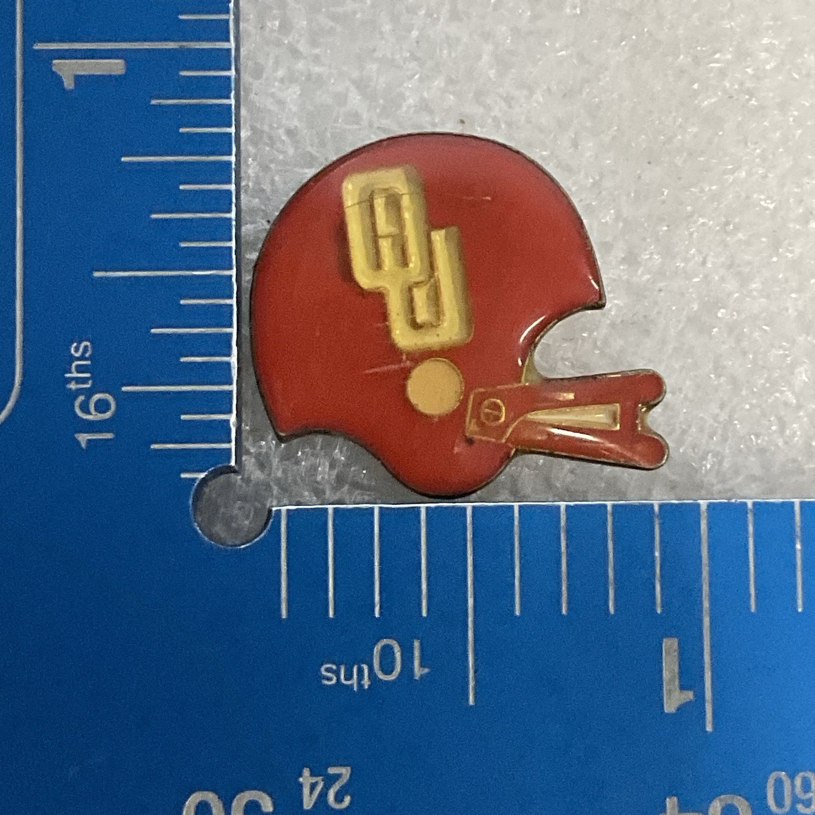 Vintage Oklahoma Sooners Football Helmet Pin Metal Enamel NCAA OU Lapel Badge - Image 3