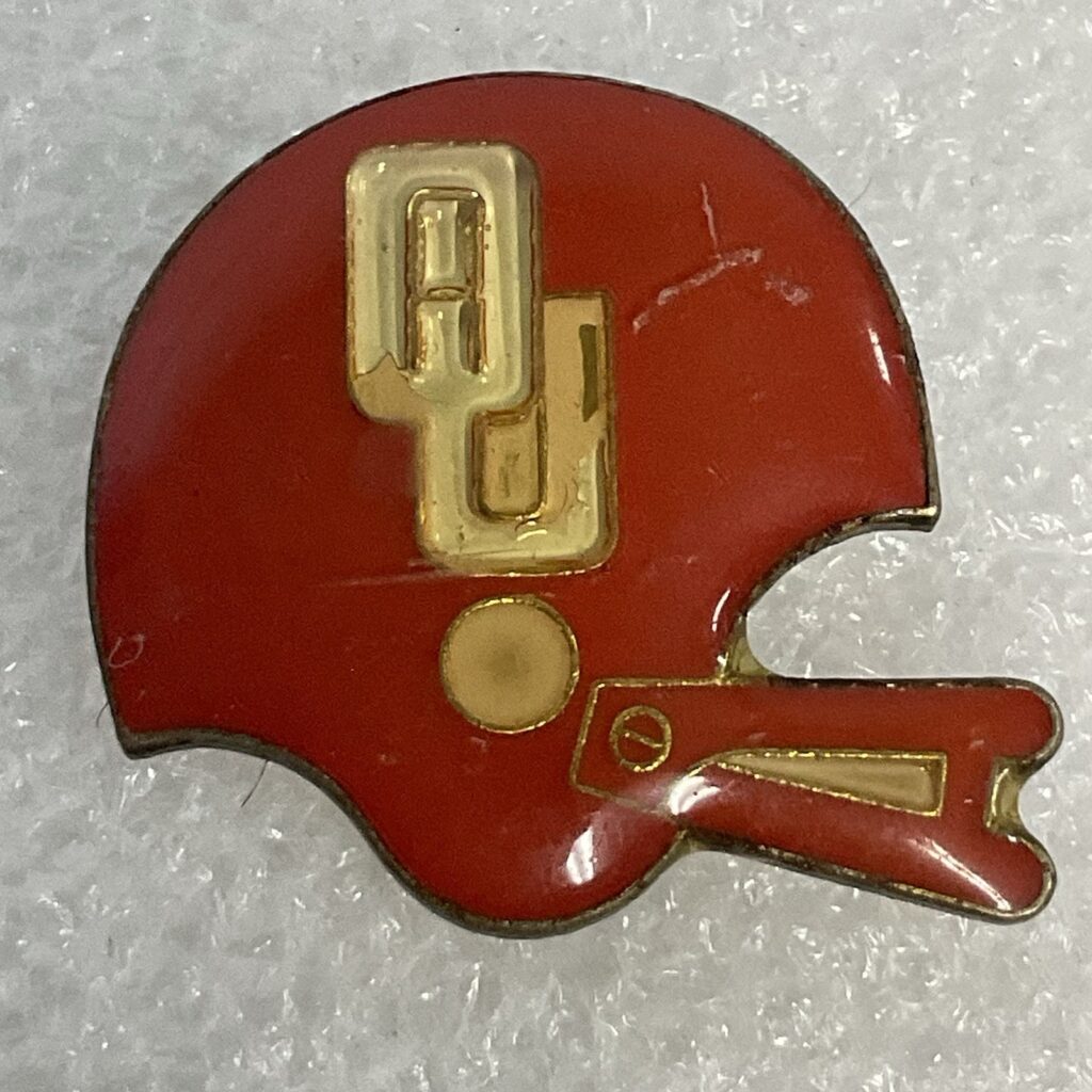 Vintage OU Oklahoma Sooners Football Helmet Pin Metal Enamel NCAA College - Image 1