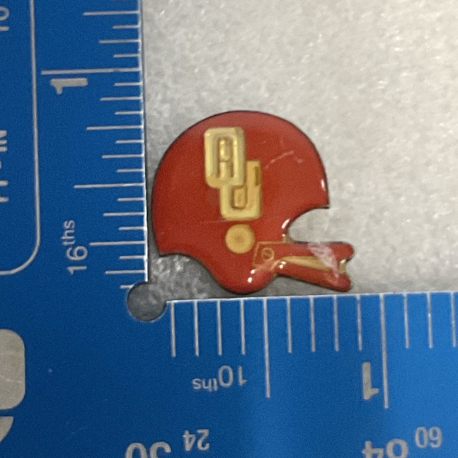 Vintage OU Oklahoma Sooners Football Helmet Pin Metal Enamel NCAA College - Image 3