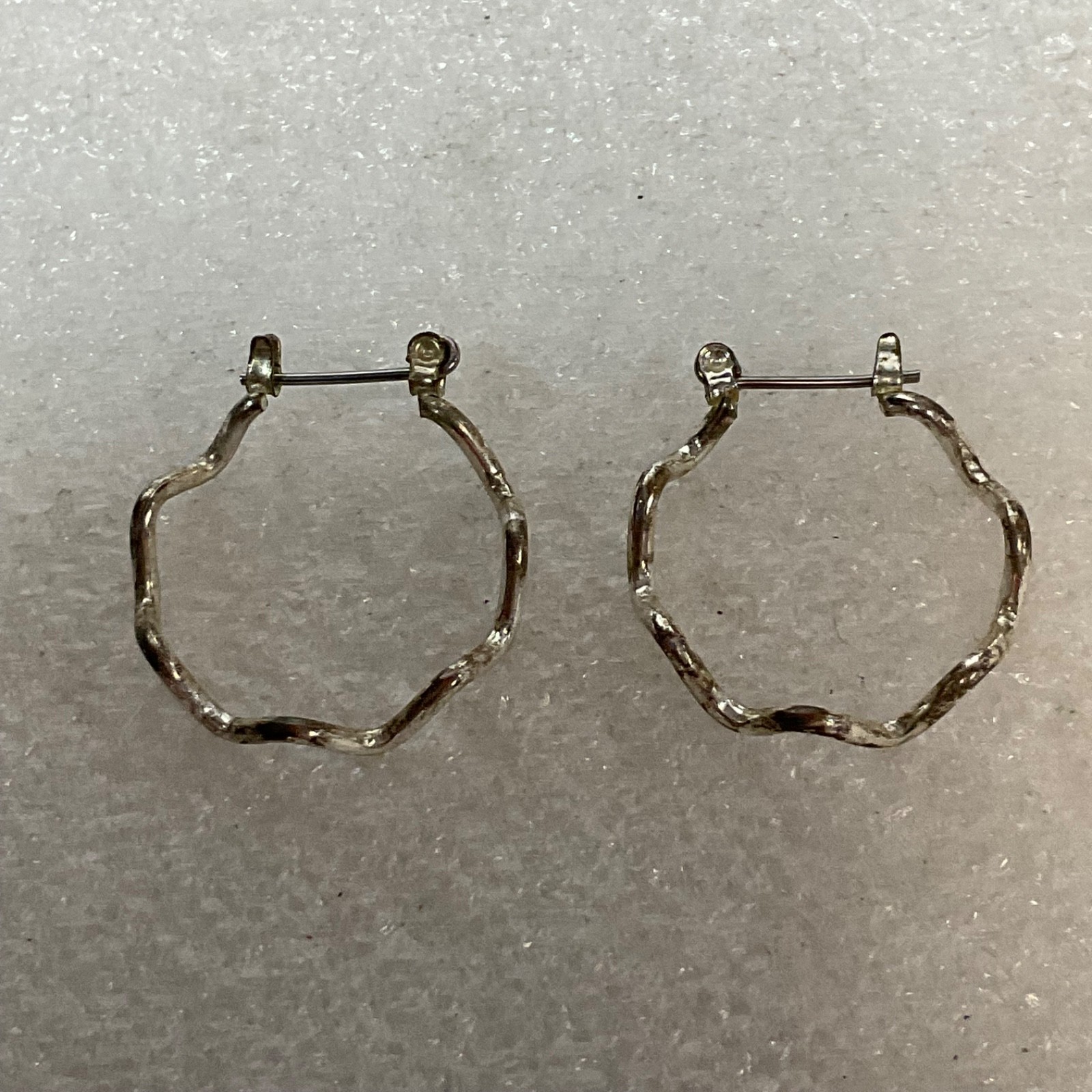 Vintage Silver Tone Hoop Earrings 1in 2.58g Textured Wavy Design Jewelry - Image 1