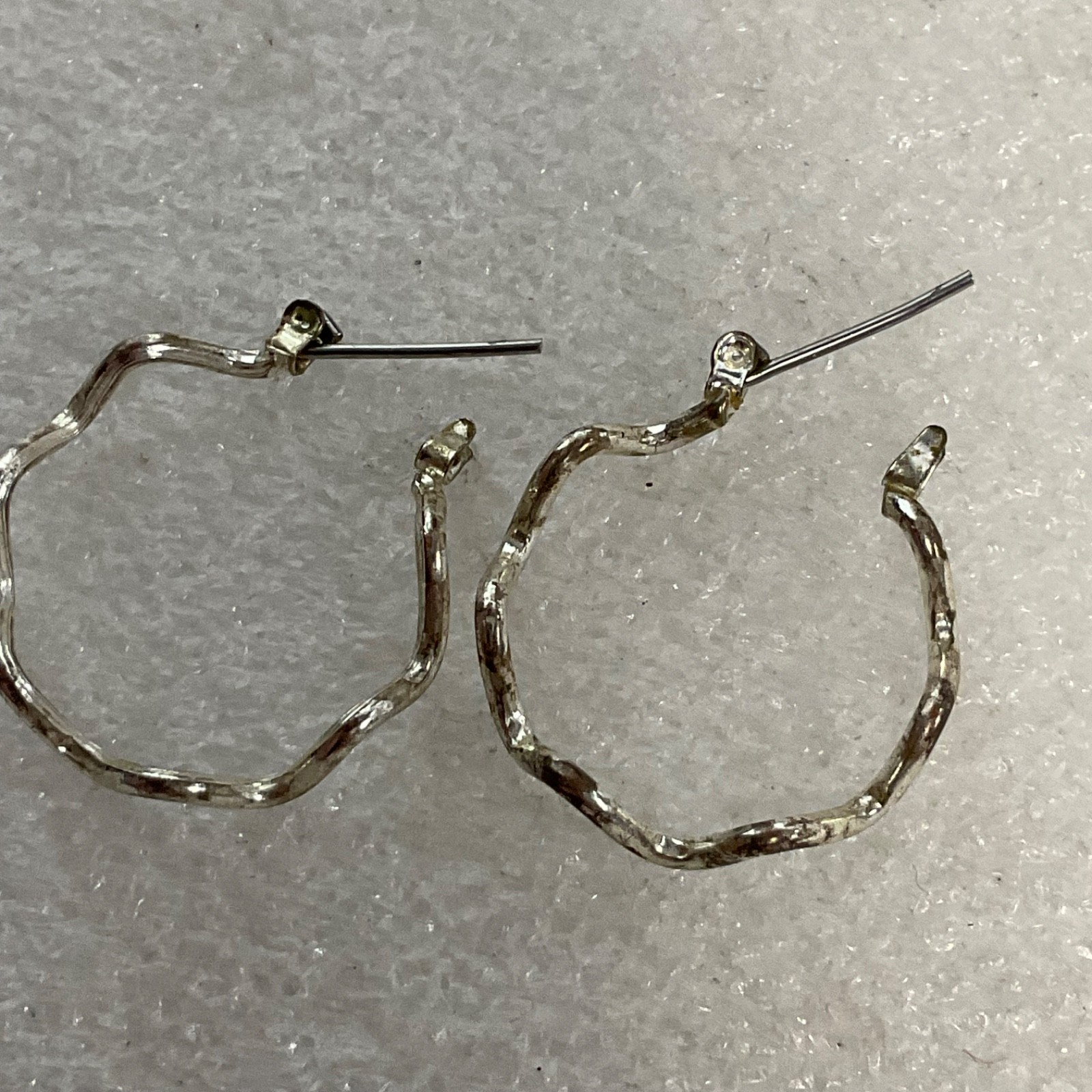 Vintage Silver Tone Hoop Earrings 1in 2.58g Textured Wavy Design Jewelry - Image 3