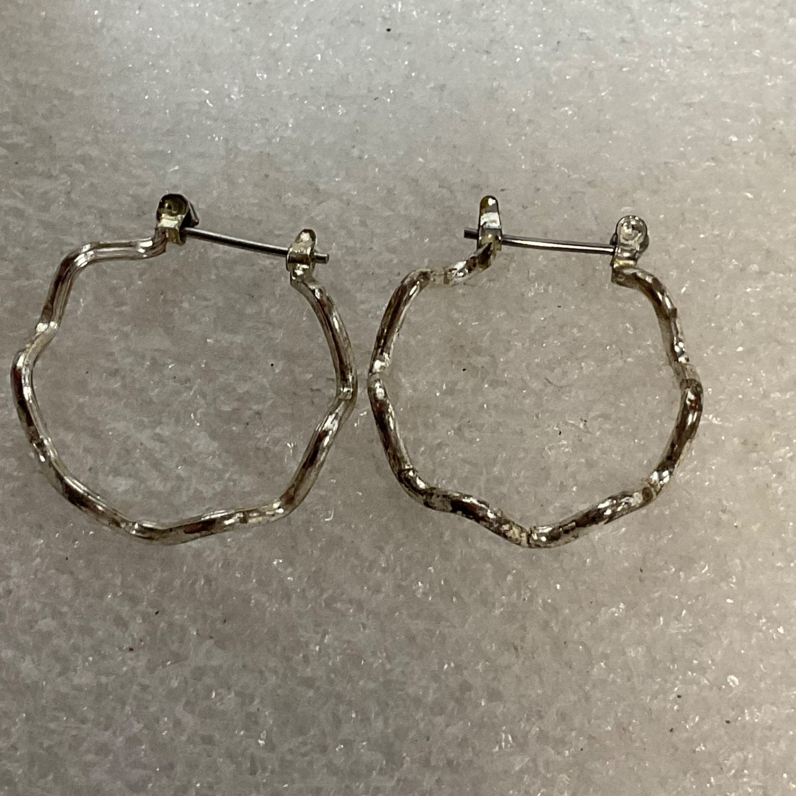 Vintage Silver Tone Hoop Earrings 1in 2.58g Textured Wavy Design Jewelry - Image 2