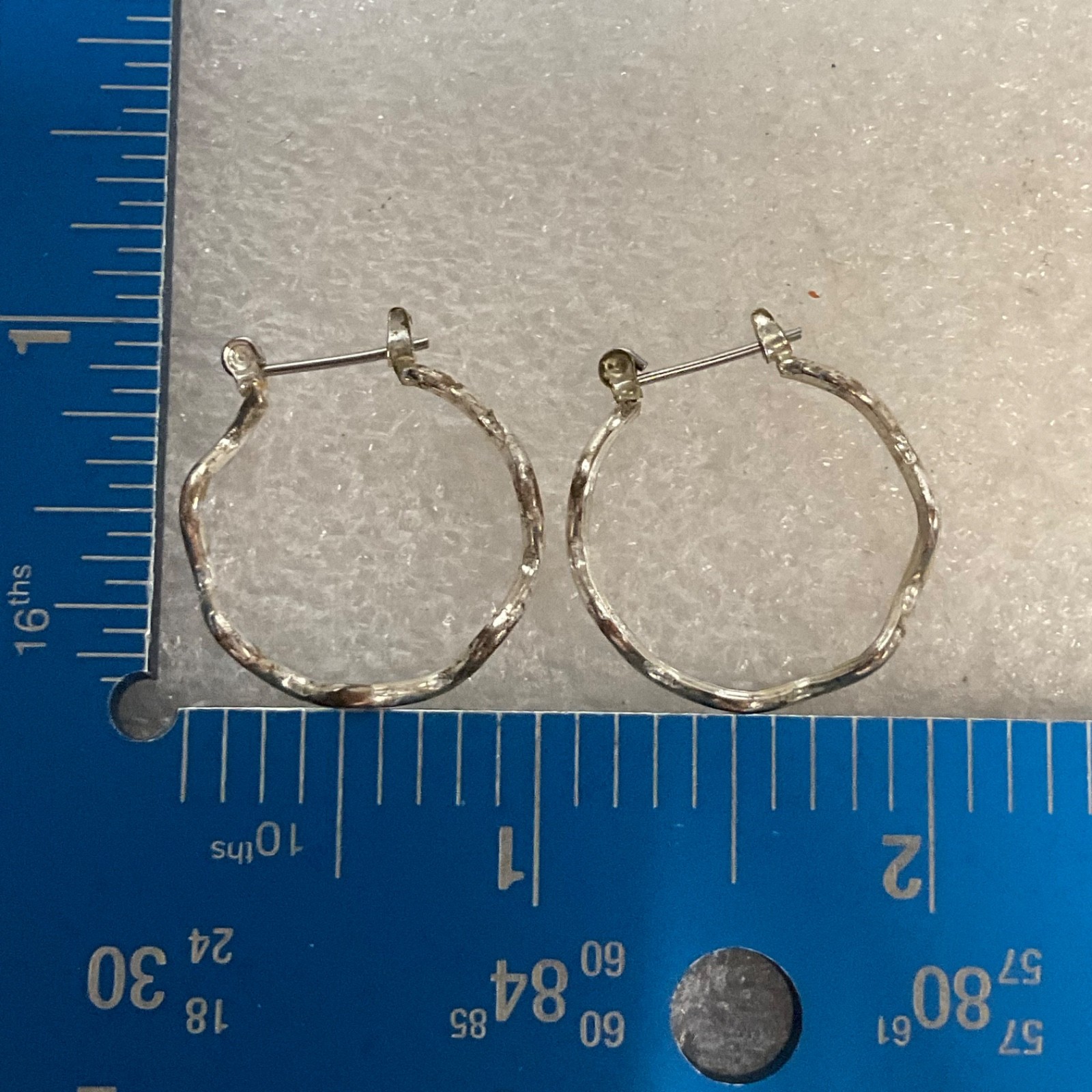 Vintage Silver Tone Hoop Earrings 1in 2.58g Textured Wavy Design Jewelry - Image 8