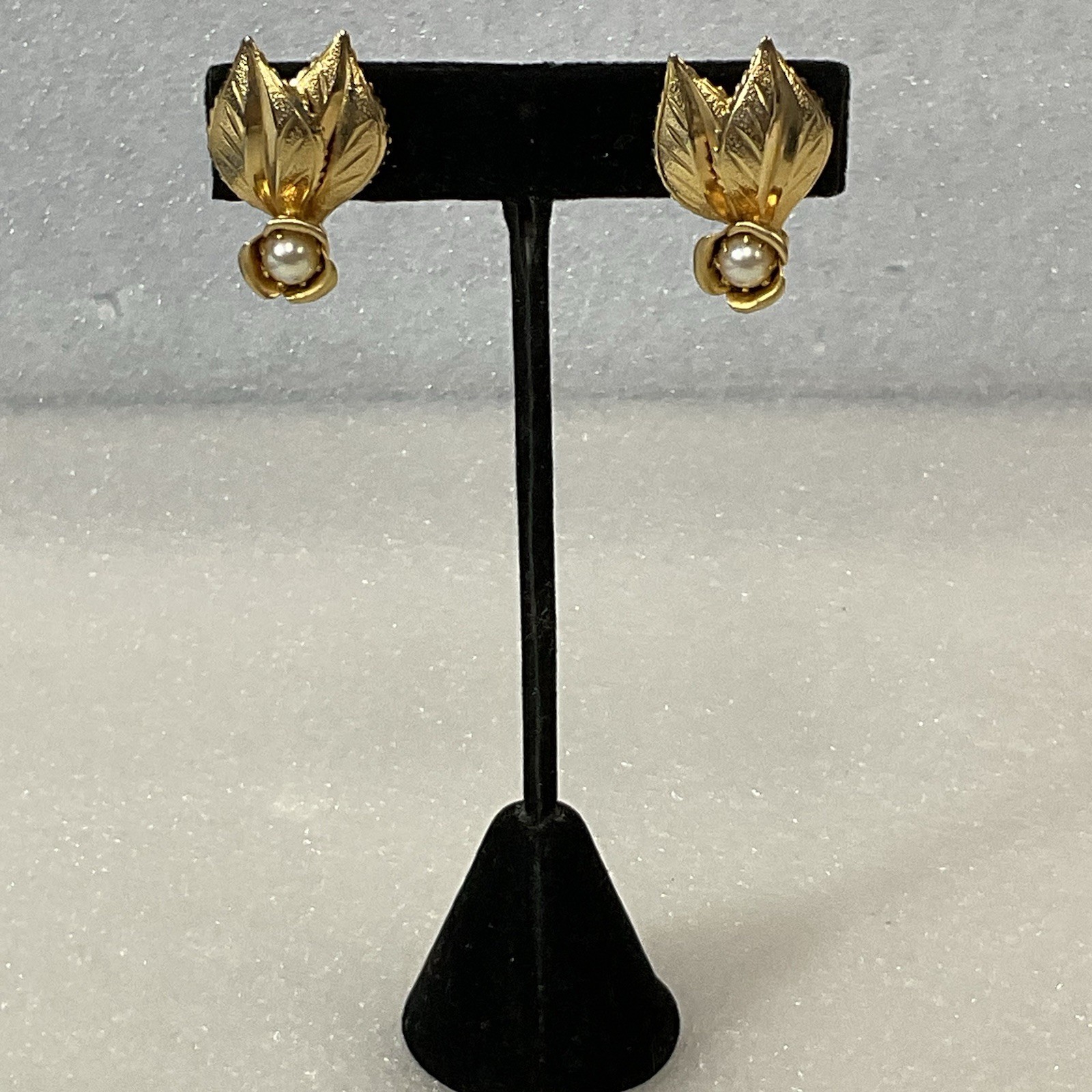 Vintage Gold Tone Leaf Clip On Earrings with Faux Pearl Floral Accents - Image 6